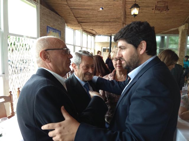 El presidente de la Comunidad acompaña a los mayores del Centro Social de la Arboleja en la comida de su semana cultural - 3, Foto 3