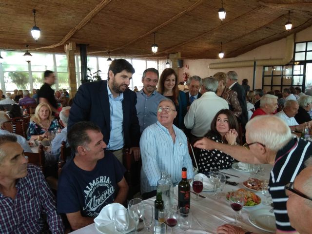 El presidente de la Comunidad acompaña a los mayores del Centro Social de la Arboleja en la comida de su semana cultural - 4, Foto 4