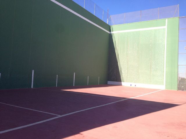 El polideportivo municipal amplía su servicio al frontón, las pistas de atletismo y patinaje, y el juego de dobles para tenis y pádel - 1, Foto 1