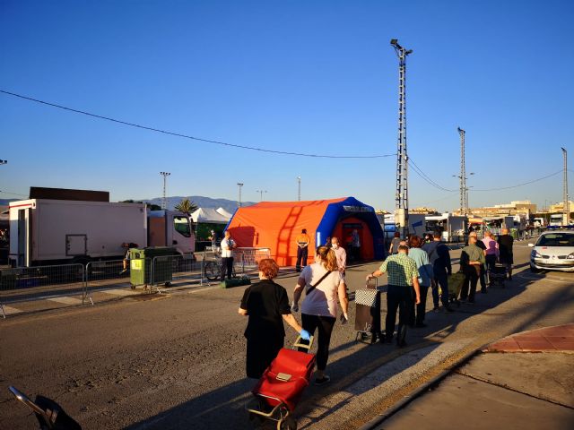 El mercado semanal de Alcantarilla ya cuenta con todos los puestos de alimentación, ropa, calzado y hogar - 2, Foto 2