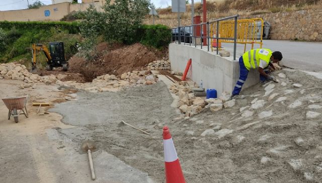 El Ayuntamiento ultima los trabajos de acondicionamiento de la acera y escollera de la rambla de Almendricos bajo la vía del tren para mejorar la seguridad de conductores y peatones - 1, Foto 1
