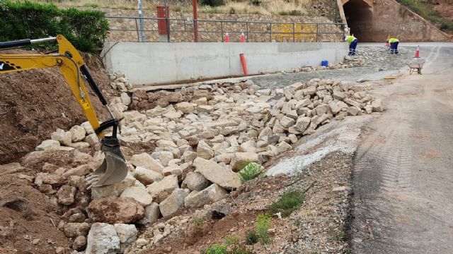 El Ayuntamiento ultima los trabajos de acondicionamiento de la acera y escollera de la rambla de Almendricos bajo la vía del tren para mejorar la seguridad de conductores y peatones - 2, Foto 2