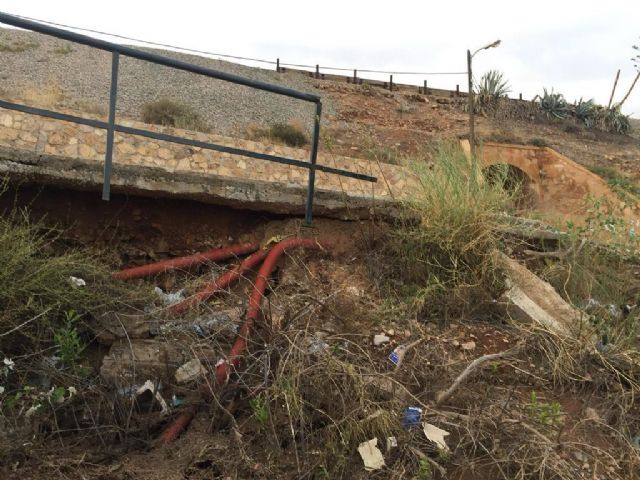 El Ayuntamiento ultima los trabajos de acondicionamiento de la acera y escollera de la rambla de Almendricos bajo la vía del tren para mejorar la seguridad de conductores y peatones - 3, Foto 3
