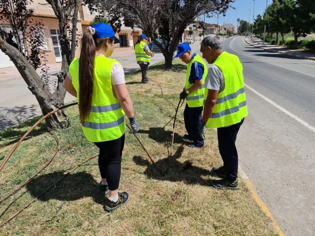 Alumnos del Programa de Mejora de la Empleabilidad 'Currélatelo' Puerto Lumbreras 2022 realizan sus prácticas en parques y zonas verdes del municipio - 1, Foto 1