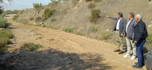 Fulgencio Gil visita la red de caminos municipales de las pedanías de La Paca y Zarcilla de Ramos con motivo de las intensas precipitaciones registradas ayer - 1, Foto 1