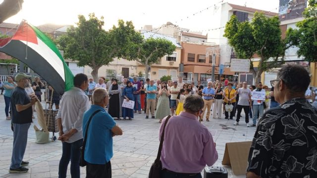 Más de un centenar de personas se concentran en Archena para exigir el fin del genocidio en Palestina - 2, Foto 2