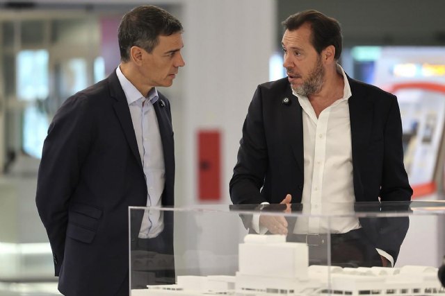 El presidente del Gobierno, Pedro Sánchez, y el ministro de Transportes y Movilidad Sostenible, Óscar López visitan las obras del vestíbulo de Chamartin., Foto 2
