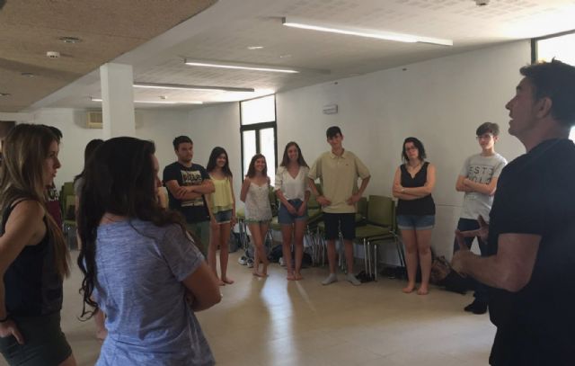 16 alumnos y 10 profesores participan en el programa educativo 'Aprende a debatir' - 1, Foto 1