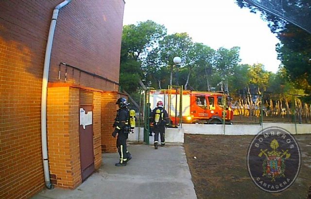 Los Bomberos sofocan un conato de incendio en el salon de actos del IES Politecnico - 1, Foto 1