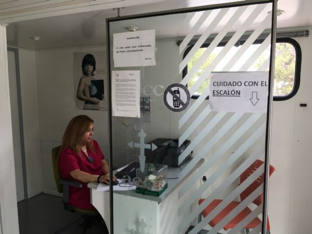 Más de 70 mujeres menores de 50 años se han realizado una mamografía hoy en San Javier en la Unidad Móvil de la AECC Murcia - 2, Foto 2