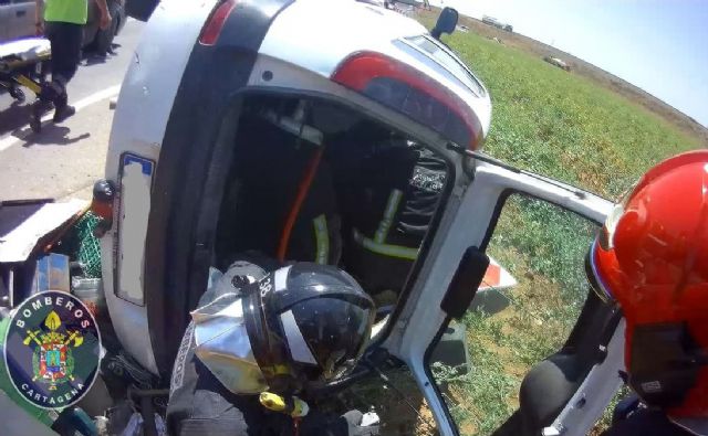 Turismo volcado en la carretera de La Aparecida - 1, Foto 1