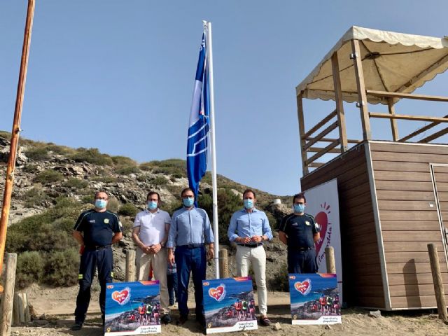 El alcalde y vicealcalde de Lorca izan el distintivo de la 'Bandera Azul' que luce de nuevo, este año, en la Cala de Calnegre - 1, Foto 1