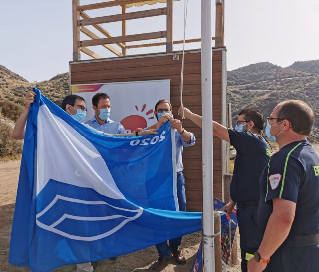 El alcalde y vicealcalde de Lorca izan el distintivo de la 'Bandera Azul' que luce de nuevo, este año, en la Cala de Calnegre - 2, Foto 2