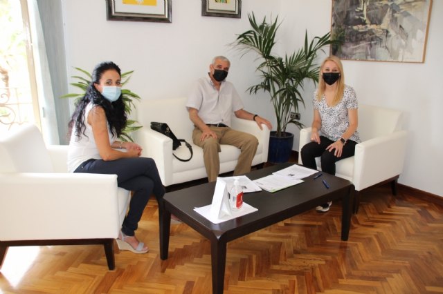 El Ayuntamiento Critas colaboran en el reparto de alimentos para la poblacin vulnerable, Foto 1