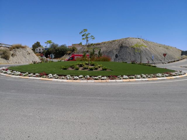 La concejalía de Parques y Jardines realiza la plantación de diferentes variedades de flores, muy resistentes al calor, en las zonas verdes del municipio - 1, Foto 1
