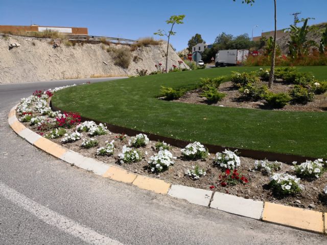 La concejalía de Parques y Jardines realiza la plantación de diferentes variedades de flores, muy resistentes al calor, en las zonas verdes del municipio - 4, Foto 4