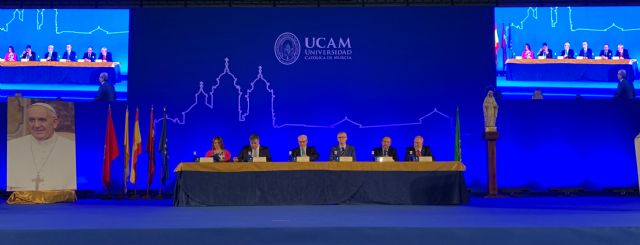 El consejero de Salud apadrina la graduación de los alumnos de Medicina, Odontología y Psicología de la UCAM - 2, Foto 2