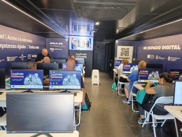 El aula itinerante ´Applícate´ imparte formación digital gratuita hasta el viernes en el Recinto de Fiestas - 1, Foto 1