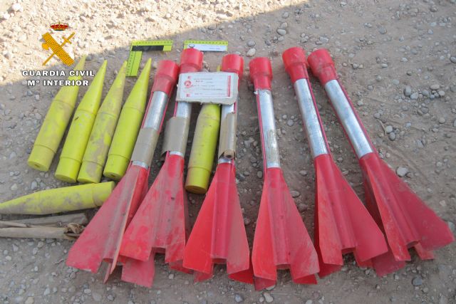 La Guardia Civil neutraliza seis cohetes granífugos hallados en el término municipal de Tarazona de la Mancha - 1, Foto 1