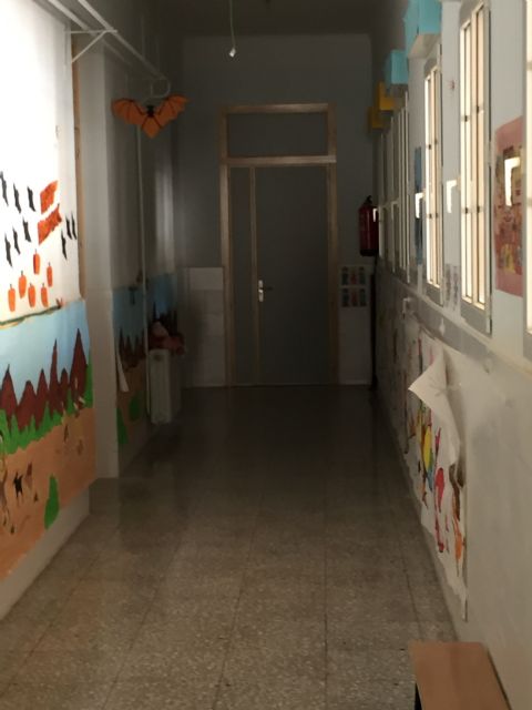 La Concejalía de Servicios renueva las puertas de la planta baja del Colegio Santa Eulalia dentro del plan de actuaciones de cara al próximo curso escolar