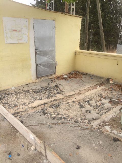 El PSOE denuncia las deplorables condiciones en las que tienen que jugar 200 niños en el campo de fútbol del Mayayo - 1, Foto 1