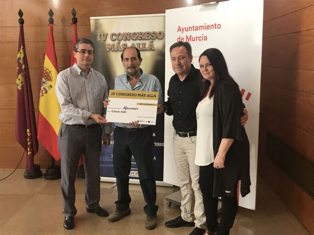 Jesús Pacheco entrega a AFACMUR un cheque de 5.000 euros para talleres y actividades de apoyo a los menores enfermos de cáncer - 1, Foto 1
