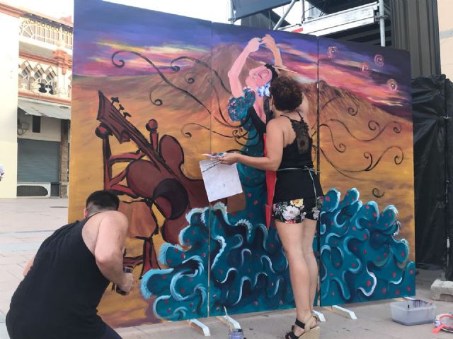 Una performance de pintura decora un mural con los artistas flamencos más representativos del festival internacional del Cante de las Minas - 1, Foto 1