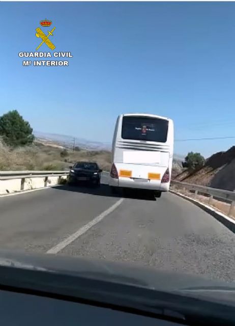 La Guardia Civil investiga al conductor de un autobús por conducción temeraria - 1, Foto 1