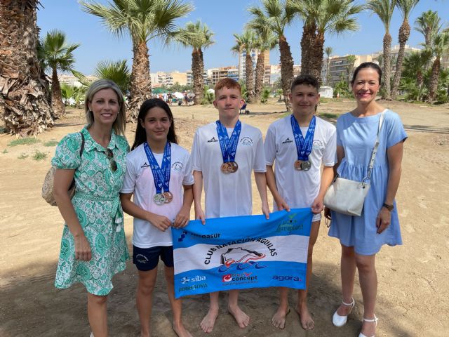 Mari Carmen Moreno muestra su admiración por los éxitos conseguidos por tres nadadores alevines del CN Águilas - 1, Foto 1