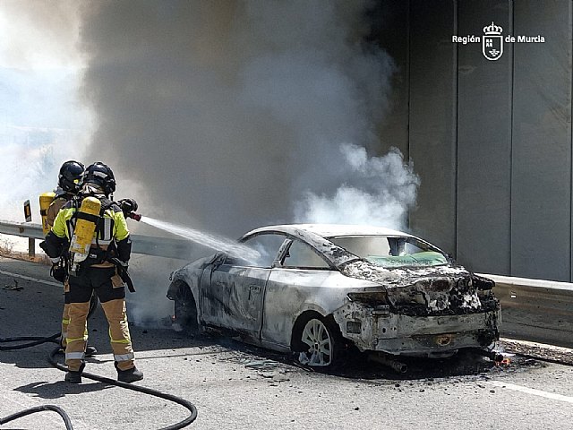Extinguen el incendio de un vehículo en Abarán Extinguen el incendio de un vehículo en Abarán