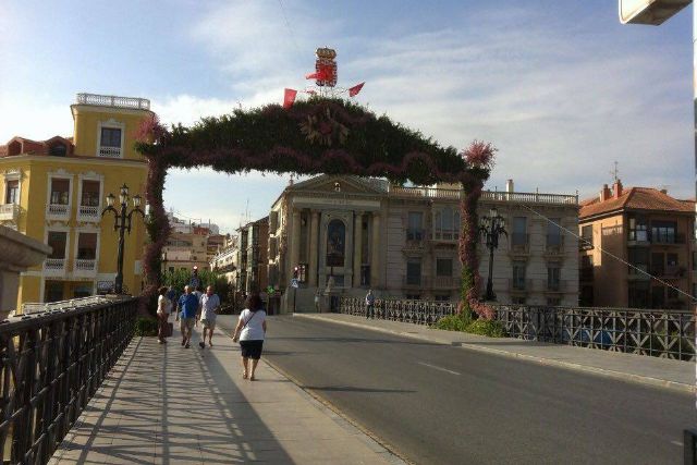 La Plataforma por la Defensa del Patrimonio critica el procedimiento para la instalación del arco floral del Puente Viejo - 1, Foto 1