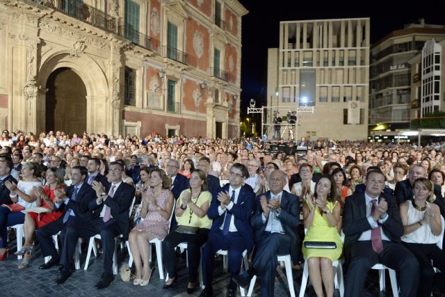 Un emocionante viaje por los acordes y versos de los maestros murcianos hace vibrar la Plaza de Belluga - 1, Foto 1