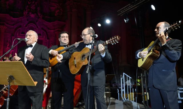 Un emocionante viaje por los acordes y versos de los maestros murcianos hace vibrar la Plaza de Belluga - 2, Foto 2