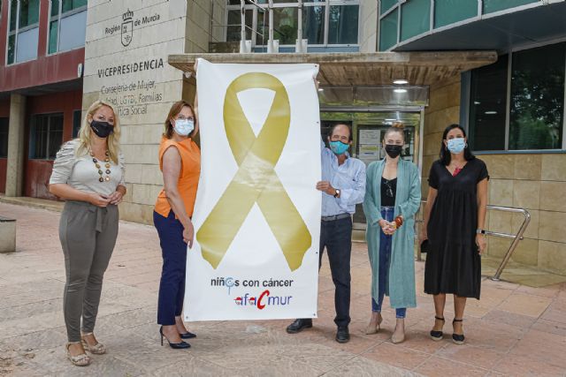 La fachada de la Consejería de Política Social luce un lazo dorado para dar visibilidad al cáncer infantil - 1, Foto 1