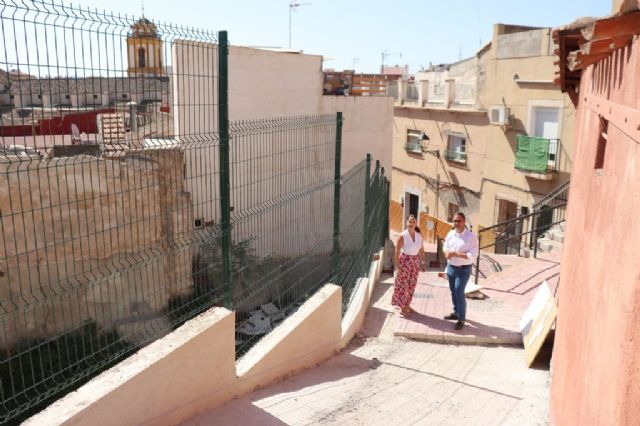 El Ayuntamiento de Lorca ejecuta trabajos de mejora en la pavimentación, el vallado y la accesibilidad de la calle Gregorio García del barrio de San Cristóbal - 1, Foto 1