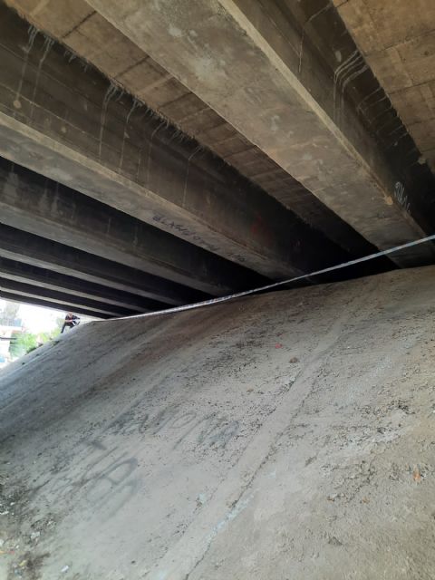 A la vez que PP postureaba disimulando que no han hecho nada durante las vacaciones esta mañana se procedía a limpiar y despejar la zona debajo del puente de San Diego - 1, Foto 1