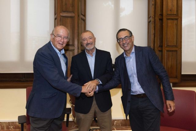 La Universidad de Murcia y la Fundación CajaMurcia firman un convenio para impulsar las actividades de la Cátedra Arturo Pérez-Reverte - 1, Foto 1