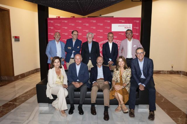 La Universidad de Murcia y la Fundación CajaMurcia firman un convenio para impulsar las actividades de la Cátedra Arturo Pérez-Reverte - 2, Foto 2