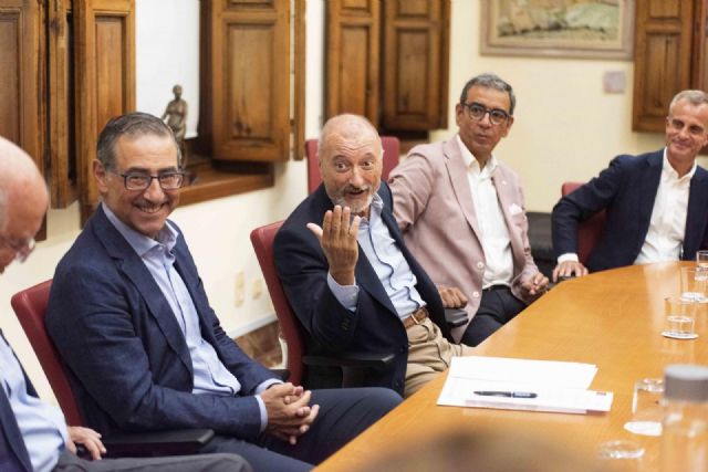 La Universidad de Murcia y la Fundación CajaMurcia firman un convenio para impulsar las actividades de la Cátedra Arturo Pérez-Reverte - 3, Foto 3