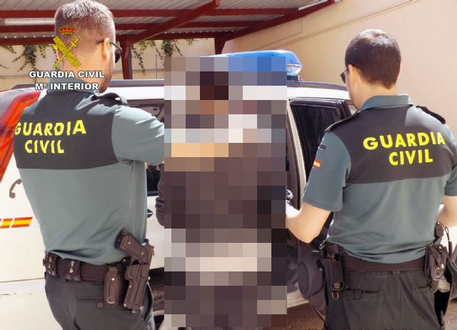 La Guardia Civil detiene a un joven y violento ´tironero´ que asaltó a dos mujeres en La Manga del Mar Menor - 1, Foto 1