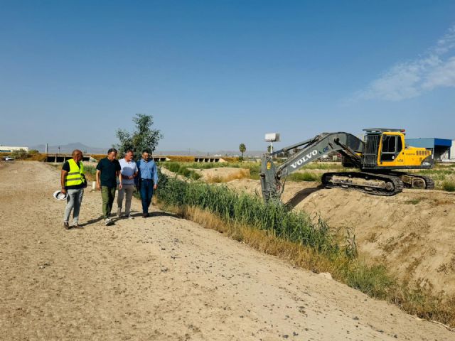 El Ayuntamiento de Lorca concluye la limpieza del canal de la Rambla de Biznaga, con la retirada de cerca de 400 toneladas de restos de vegetación, maleza y sedimentos - 2, Foto 2