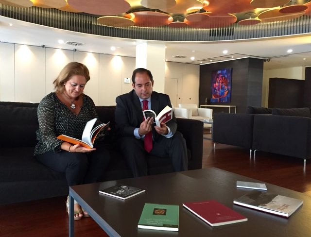 Cultura contribuye a la promoción de autores murcianos con la donación de libros de ´Tres Fronteras Ediciones´ al hotel Siete Coronas - 1, Foto 1