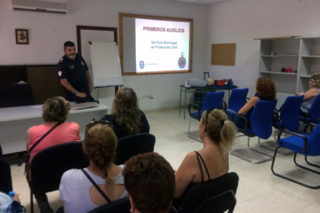El cuerpo torreño de Protección Civil enseña primeros auxilios a los voluntarios de Servicios Sociales - 1, Foto 1