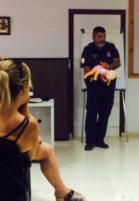 El cuerpo torreño de Protección Civil enseña primeros auxilios a los voluntarios de Servicios Sociales - 2, Foto 2