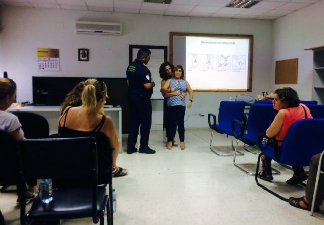 El cuerpo torreño de Protección Civil enseña primeros auxilios a los voluntarios de Servicios Sociales - 4, Foto 4