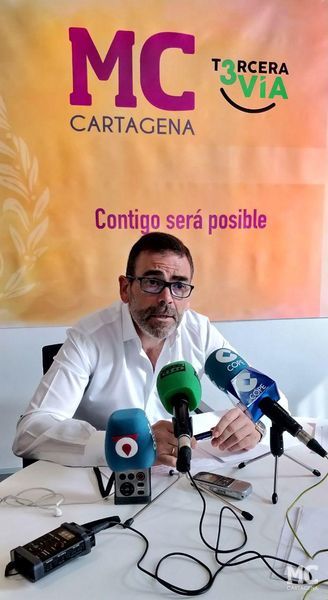 MC exige a los partidos tradicionales que no consientan la discriminación laboral a los taxistas de toda la Región en el aeropuerto de Corvera - 1, Foto 1