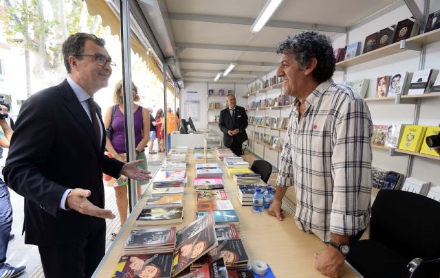 La Feria del Libro abre con más de 40 casetas y una treintena de actividades que aúnan la música y las letras - 2, Foto 2