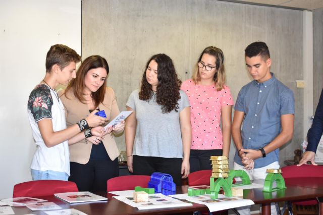La consejera de Educación recibe a los alumnos del instituto Sanje de Alcantarilla, finalistas en el concurso ´Ciencia en Acción´ - 3, Foto 3