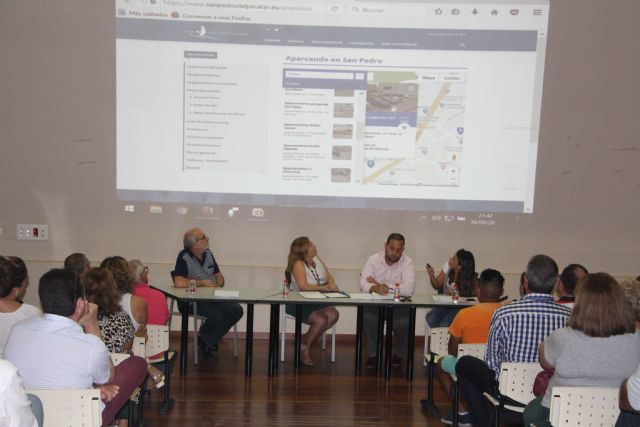 La alcaldesa expone a comerciantes locales medidas para de apoyo y dinamización del sector - 2, Foto 2