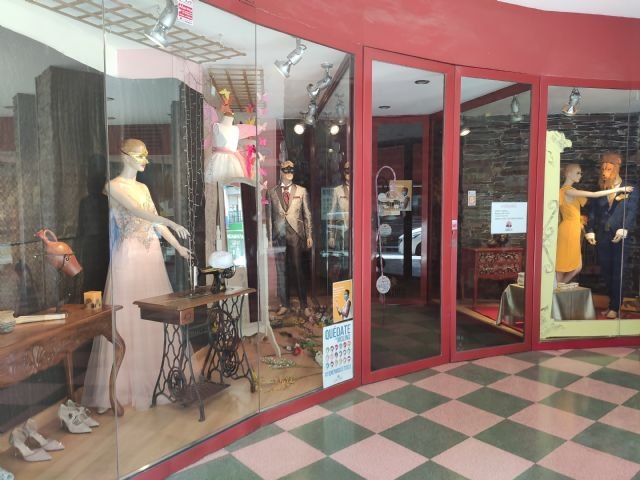 Selección de Modas Carbonell y Multiópticas Santa Bárbara, comercios premiados en el IV Concurso de Escaparates El Comercio a Escena - 1, Foto 1